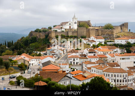 Albufeira, Portugal - 31 août 2019 : Avis de Penela Château du haut de S. Eufemia Paroisse, Coimbra, Portugal Banque D'Images