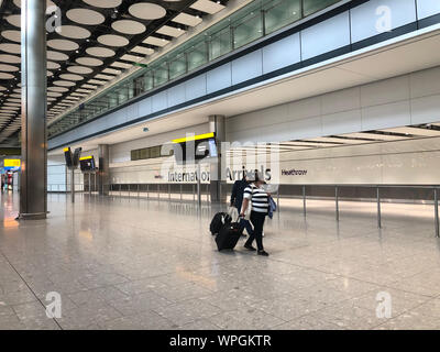 Le Hall des arrivées du Terminal 5 de l'aéroport de Heathrow, Londres, lors de la première journée de la toute première grève des pilotes de British Airways. Les 48 heures de marche, dans un différend de longue date concernant la paie, va paralyser les vols de lundi, causant une interruption de voyage pour des dizaines de milliers de passagers. Banque D'Images