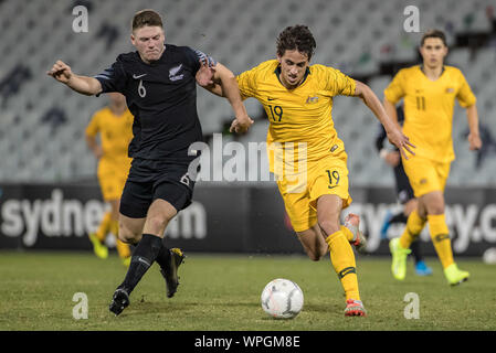 (190909) -- SYDNEY, pour dépenses particulières. 9, 2019 (Xinhua) -- Galles Lachlan (R) de l'Australie est en concurrence avec Dane Schnell de la Nouvelle-Zélande lors d'un match amical international U23 entre l'Australie et la Nouvelle-Zélande à la Campbelltown Stadium de Sydney, Australie, sur mise. 9, 2019. (Photo de Zhu Jingyun Business/Xinhua) Banque D'Images