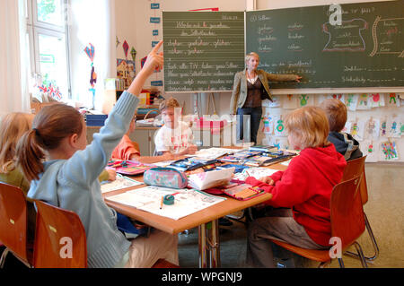 Une nouvelle étude montre que : dramatique pénurie d'enseignants : en 2025, plus de 26 000 enseignants du primaire sont manquants. Archives photos ; Schulunterricht.Schule Muenchen, école primaire, élève, étudiant, enseignant, apprendre l'école, leçon, leçons, tâches, witharbeit, concentration, Blackboard, leçons à l'école, classe, enfant, enfants, test, travail en classe, les examens, l'école, l'éducation, de l'Allemagne. Parution du modèle ! 26.06.2007. Dans le monde d'utilisation | Banque D'Images