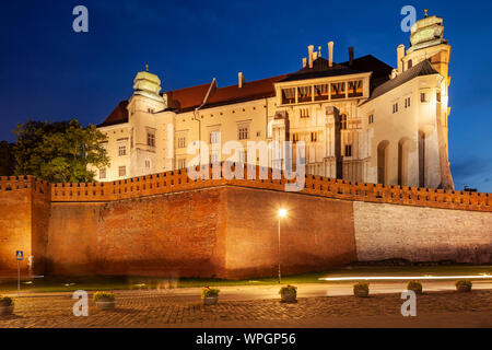 La nuit tombe sur le château de Wawel à Cracovie, Pologne. Banque D'Images