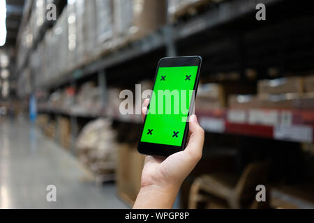 Image Femme de maquette hand holding smartphones mobiles écran blanc isolé pour la conception de maquettes et autres app afficher l'arrière-plan. Design graphique montag Banque D'Images