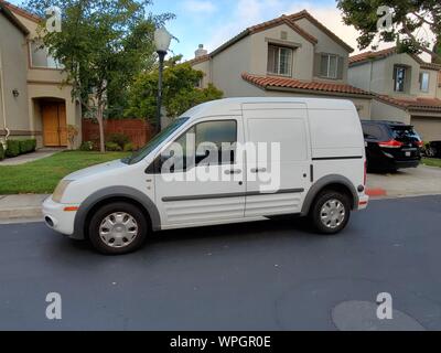 Vue latérale du white van Ford Transit Connect à San Ramon, Californie, souvent utilisé comme une prestation de services ou l'entrepreneur van, le 3 septembre 2019. () Banque D'Images