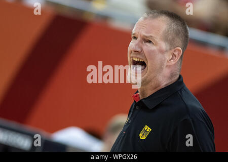 09 septembre 2019, la Chine, Shanghai : Basket-ball : WM, Allemagne - Canada, de placement à l'Oriental ronde centre sportif. Allemagne entraîneur Henrik Rödl des gestes sur la touche. Photo : Swen Pförtner/dpa Banque D'Images