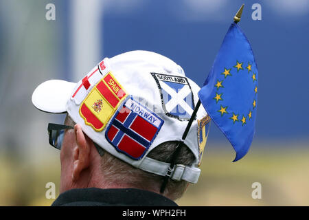 Vue générale d'un ventilateur avec des drapeaux de pays et l'Union européenne drapeau sur un chapeau au cours de l'aperçu le premier jour de la Solheim Cup 2019 à Gleneagles Golf Club, à Auchterarder. Banque D'Images