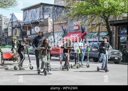 Les gens ride e-scooters sur la sixième rue à Austin au Texas pendant SXSW Festival en mars 2019. Banque D'Images