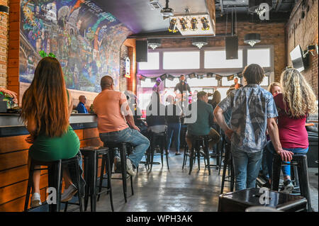 Sixième Street bar Maggie Maes à Austin au Texas pendant St Patricks day en mars 2019. Historique Cette rue est célèbre pour ses bars à musique. Banque D'Images