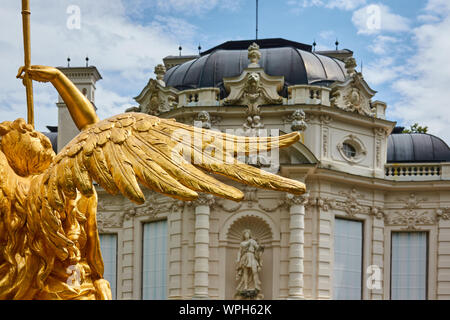 Ettal, Allemagne, le 6 août, 2019. : Les Ailes de la statue d'un ange en plaqué or en face du château, Linderhof, le château de plaisance du Roi Ludwig II o Banque D'Images