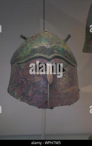 Apulo-Corinthian Bronze casque, l'italien, 400-350 BC -Ruvo, Pouilles Banque D'Images