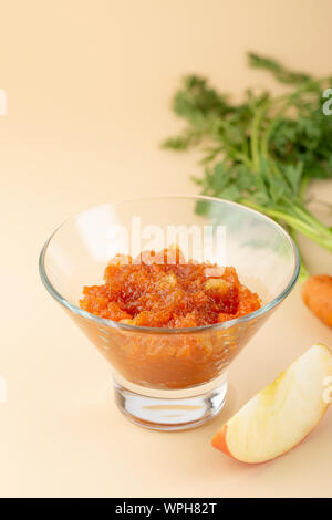 Confiture de pommes et de carottes dans un bol en verre Banque D'Images