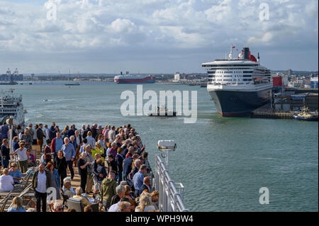 La Cunard Queen Mary 2 amarré à Southampton Docks vus de la reine Elizabeth Banque D'Images