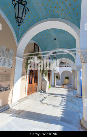 Cour du monastère dans la ville de Hydra Banque D'Images