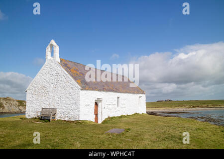 L'église Saint Cwyfan Llangwyfan à connue comme l'Église dans la mer en raison de l'être coupé de la terre ferme à marée haute, Anglesey, au nord du Pays de Galles, Royaume-Uni Banque D'Images