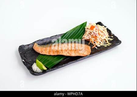 Pavé de saumon grillé avec légumes fumé sur plat de céramique Banque D'Images