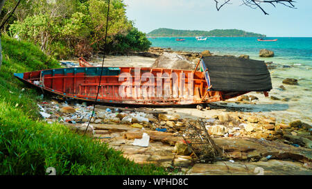 Une épave de bateau avec des ordures sur une plage, l'île de Koh Rong, Cambodge Banque D'Images