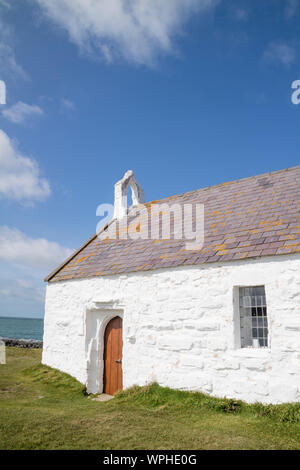 L'église Saint Cwyfan Llangwyfan à connue comme l'Église dans la mer en raison de l'être coupé de la terre ferme à marée haute, Anglesey, au nord du Pays de Galles, Royaume-Uni Banque D'Images