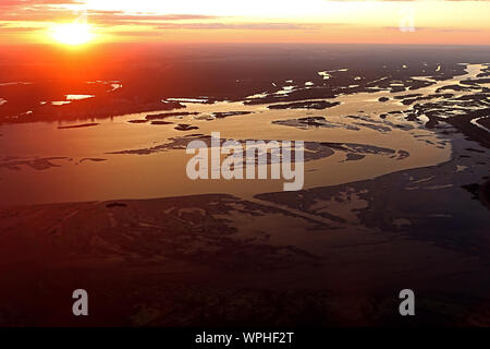 Dramatique nuages colorés avec ciel au coucher du soleil au-dessus du Dniepr, près de Kiev, Ukraine. Vue depuis l'avion. Coucher du soleil rayons du soleil Banque D'Images