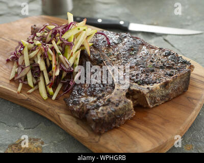 T bone steak et slaw Banque D'Images