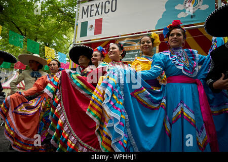 Un groupe de Mexicains posent dans le costume typique en face de la Mexican Stand. Banque D'Images