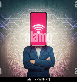 Téléphone d'affaires. tête obsédé Connexion Wi-Fi au réseau local des toxicomanies, réseaux sociaux la manipulation et le lavage de concept. La propagande des médias de masse sur Internet. Tech Banque D'Images