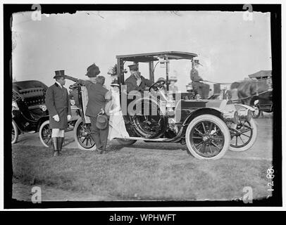 LONGWORTH, Mme. NICHOLAS. Assis DANS LA PORTE DE L'AUTO, AVEC MME. TAFT Banque D'Images