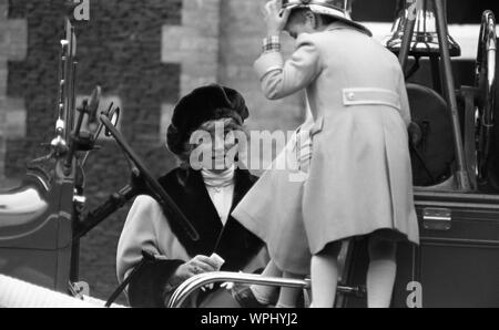 La princesse Diana avec fils le prince William et le prince Harry sur un palying vintage fire engine à Sandringham, Norfolk. Banque D'Images