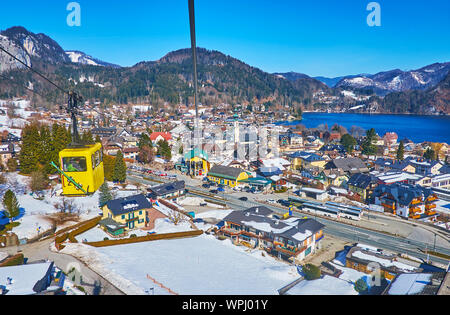 ST GILGEN, Autriche - 23 février 2019 : Profitez du vintage Voyage au mont Zwolferhorn haut de la gare inférieure, situé dans petite ville sur bank Banque D'Images