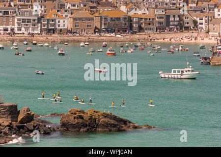 Le port très animé de St Ives, Cornwall sur une gig journée de course. Banque D'Images