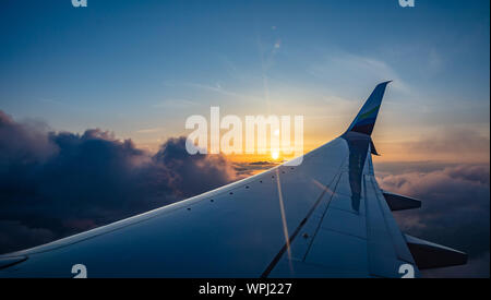 Los Angeles à Newark, États-Unis vol. Le 3 juin 2019. Coucher du soleil sur les nuages, Alaska Airlines aile d'avion, vue d'un avion. Banque D'Images