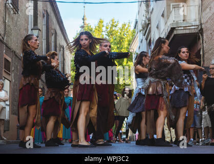 Alma Talavera Dance Company danse danses tribales. Danse tribale improvisée dans la rue. Danseurs en mouvement. Talavera de la Reina, Espagne, le 8 septembre Banque D'Images