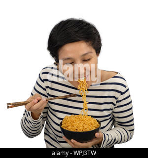 Femme Asiatique se sentent heureux de manger des nouilles instantanées isolé sur fond blanc. Banque D'Images
