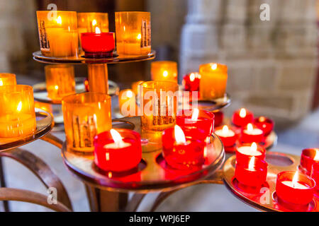 Rouge, Blanc et Orange allumé des bougies prières dans la Cathédrale Saint-Pierre et Saint-Paul Banque D'Images