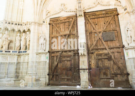 La cathédrale Saint-Pierre et Saint-Paul en bois porte d'entrée médiévale Banque D'Images