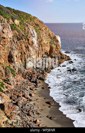 Vue panoramique de la falaise rocheuse par shore à la sky Banque D'Images