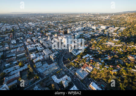 Los Angeles, Californie, USA - 20 Février 2019 : l'aube vue de Highland Ave près de Hollywood Blvd dans la pittoresque ville de Californie du Sud. Banque D'Images