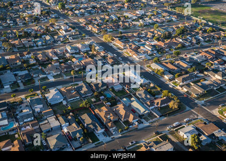 Matin Vue aérienne des maisons résidentielles et rues près de Hawthorne dans le comté de Los Angeles, en Californie. Banque D'Images