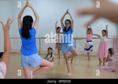 (190909) -- NANCHANG, July 9, 2019 (Xinhua) -- Principaux Tu Youyou (2L) indique à élèves en danse à Shangban Luoting dans l'école primaire de canton, district de Wanli Nanchang City, province de Jiangxi, Chine orientale, 2 septembre 2019. Après avoir obtenu son diplôme de l'éducation normale majeure en 2013, Tu a travaillé comme assistant dans une institution de formation et travail communautaire n'a, mais elle a toujours rêvé d'être un enseignant. En 2016, elle a réussi l'examen de recrutement d'enseignants de la province et est devenu un enseignant en milieu rural. Au cours des trois dernières années, Tu Youyou a gagné la reconnaissance de ses parents d'élèves. Maintenant, t Banque D'Images