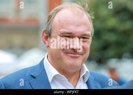 Westminster, London, 09th Sep 2019. Ed Davey, chef adjoint du Parti libéral-démocrate, sur College Green aujourd'hui, à la veille d'une journée de débats cruciaux sur ce qui est potentiellement le dernier jour Le Parlement siège pendant plusieurs semaines. Credit : Imageplotter/Alamy Live News Banque D'Images