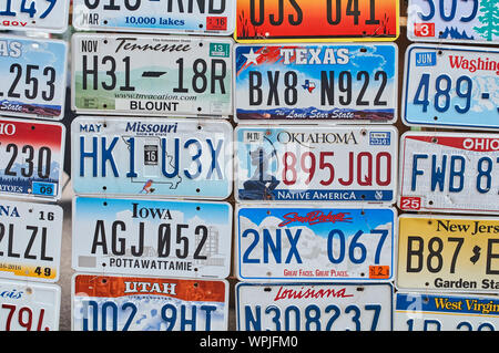 Vieille voiture abandonnée ou plaques d'immatriculation de différents Etats-Unis états comme le Texas, l'Oklahoma, le Dakota du Sud, en Louisiane Banque D'Images