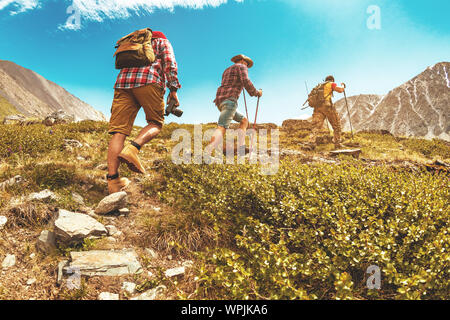 Groupe de trois touristes randonneurs ou les amis de la randonnée en montagne en montée Banque D'Images