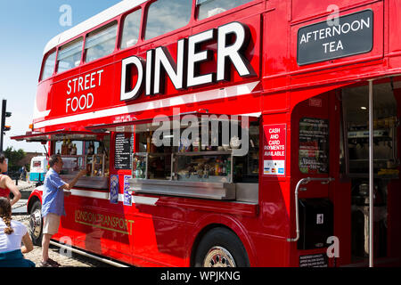 Routemaster bus transformé en street cafe diner restaurant. Albert Docks de Liverpool. Tourisme à Merseyside England Royaume-Uni. Banque D'Images