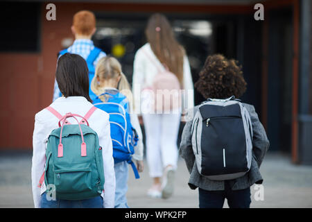 Vue arrière d'étudiants avec des sacs à dos pour aller à l'école pour les classes Banque D'Images