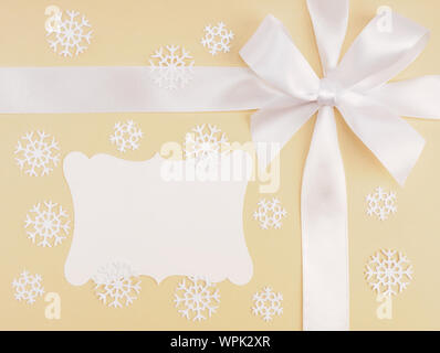 Arc blanc, des flocons de neige, place pour une inscription sur un fond beige. Noël et Nouvel An concept Banque D'Images