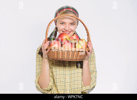 Jardinier agriculteur récolte des pommes. Style rustique jardinier fille apple attente fond blanc. Soins de santé et de vitamine de la nutrition. Apple parfait. Épicerie. Apple régime alimentaire de démarrage. Femme aime des fruits naturels. Banque D'Images