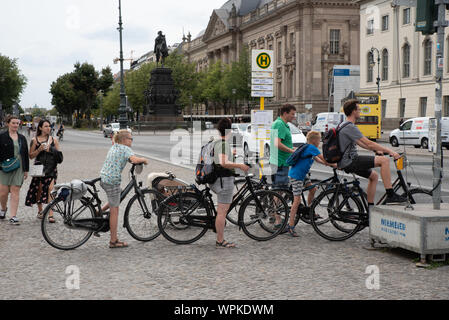 Touristen am Unter Den Linden de Berlin, Deutschland. // Les touristes sur Unter Den Linden, Berlin, Allemagne. Banque D'Images