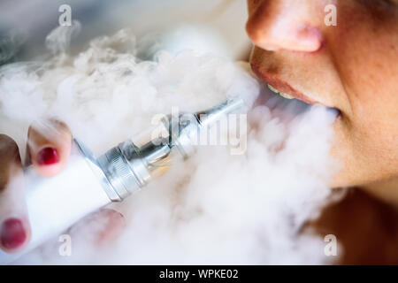 Fumeurs et vaping peut être malsaine et une dépendance et présenter des risques pour la santé des poumons aux Banque D'Images