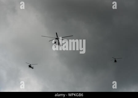 NIS, Serbie - 10 mai 2019 : Défilé d'Air Réunion à Nis, Serbie - hélicoptères volant en formation de trois. Banque D'Images