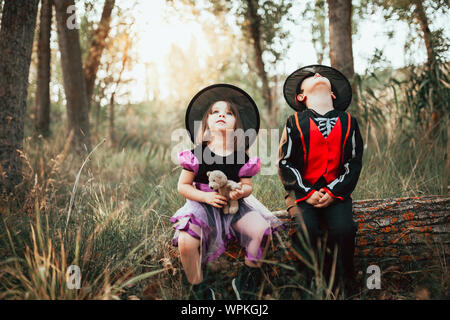 Deux enfants déguisés pour l'Halloween dans les bois Banque D'Images