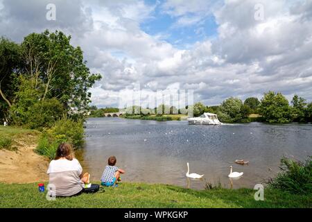 La Tamise et la rivière avec le pont de Chertsey dans l'arrière-plan sous le soleil d'été,Surrey England UK Banque D'Images