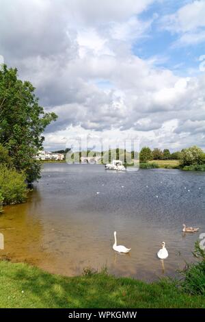 La Tamise et la rivière avec le pont de Chertsey dans l'arrière-plan sous le soleil d'été,Surrey England UK Banque D'Images